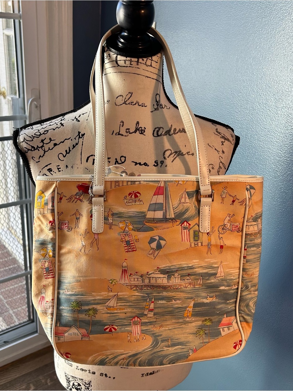 Fossil Beach scene hand bag